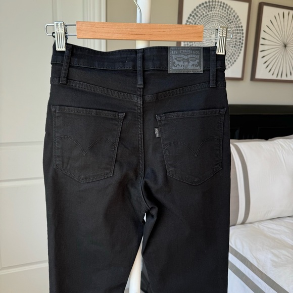 Levi’s 721 High Rise Skinny in Black - Picture 9 of 11